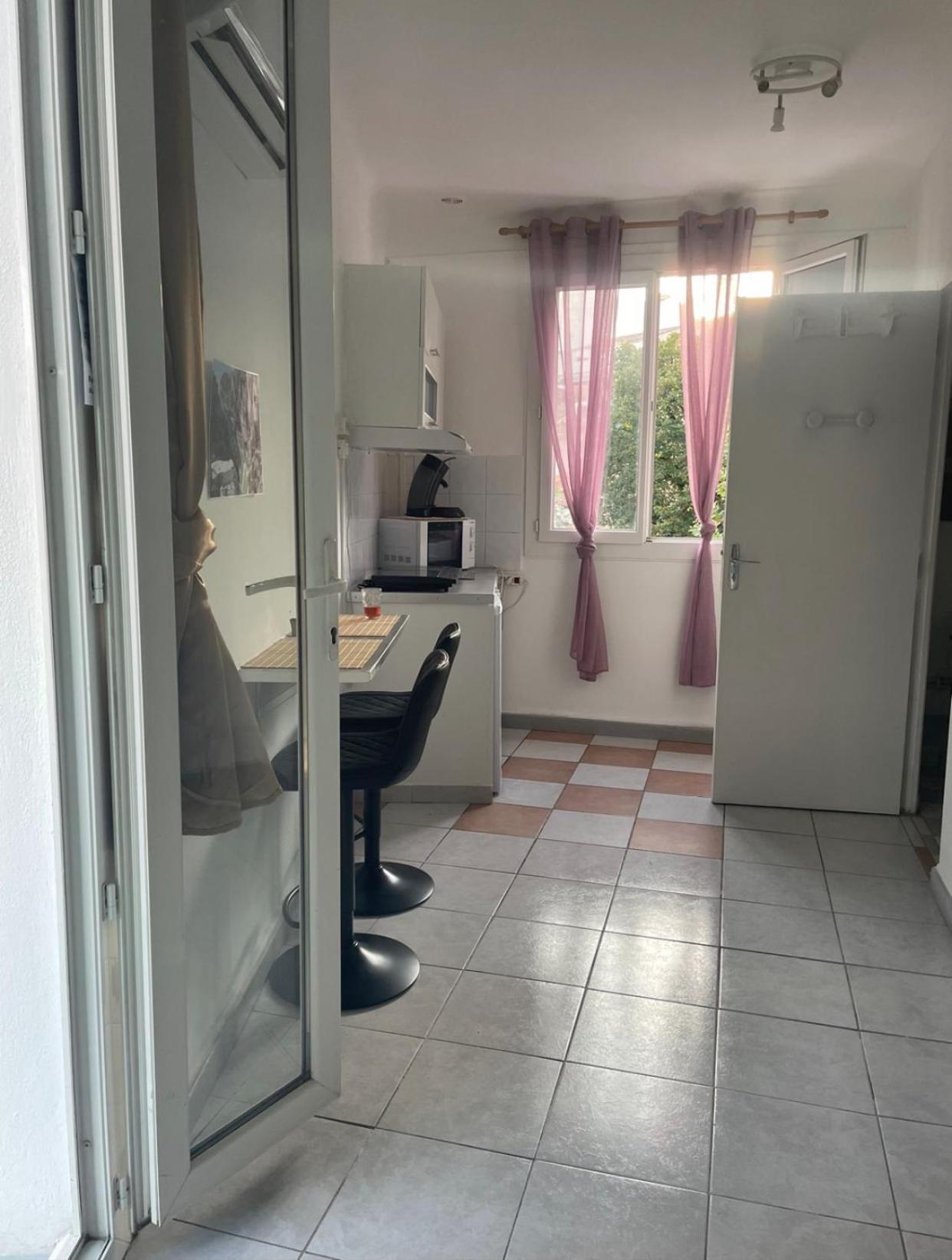 Stud Terras Ville Corniche 2 Pers Stat Gratuit Rue Modif Suivt Possib Et Accord Exclusif Marselha Exterior foto